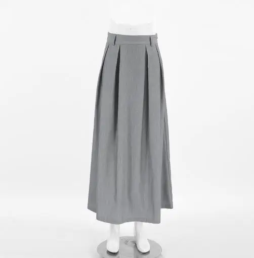 High end gray commuting outfit for autumn 2025, casual high waisted slim pleated skirt, fashionable long skirt