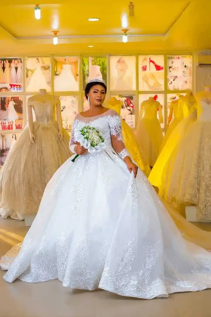 ที่กําหนดเอง Scoop คอ PLUS ขนาด Gowns แต่งงาน Chapel Train ลูกไม้ Applique ลูกปัดรัดตัวกลับ Vestido De Novia 2025