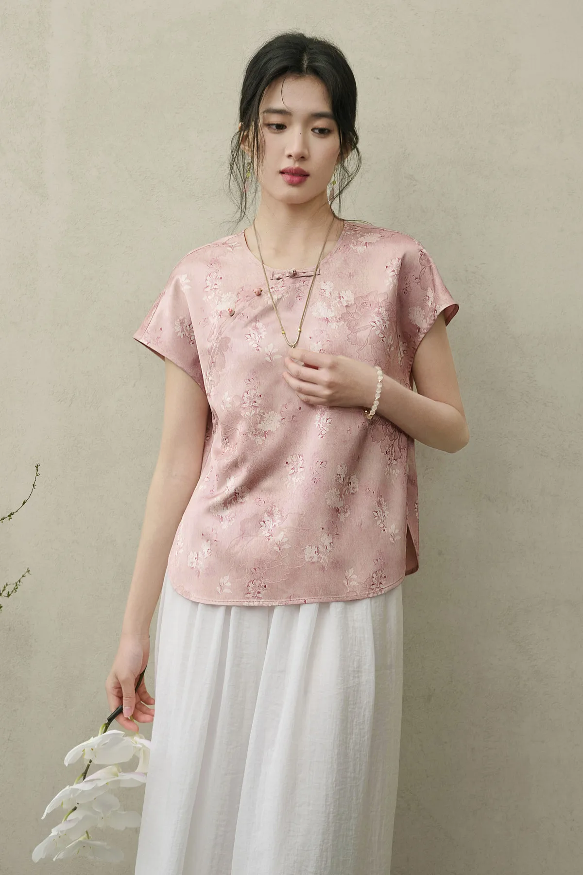SENTUBILA Damen Sommerbluse im chinesischen Stil 2026, Rundhalsausschnitt, Froschknöpfe, Raglanärmel, bedruckt, elegantes Party-Top 162VG6724 – Detail 15