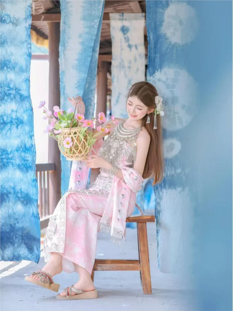 A pink tie-dyed cotton strapless ribbon long dress with ethnic style photography