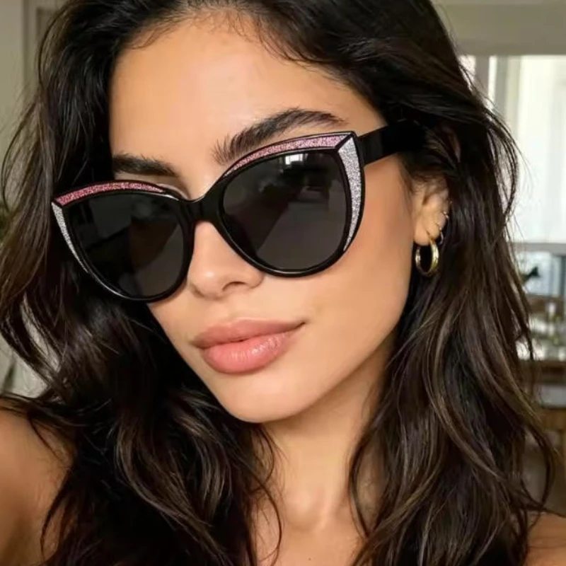 Modische Cat-Eye-Sonnenbrille mit Glitzerbesatz, schwarzer großer Rahmen, braune Gläser, Retro-Sonnenbrille mit glänzendem Outdoor-Sonnenschutz für Damen