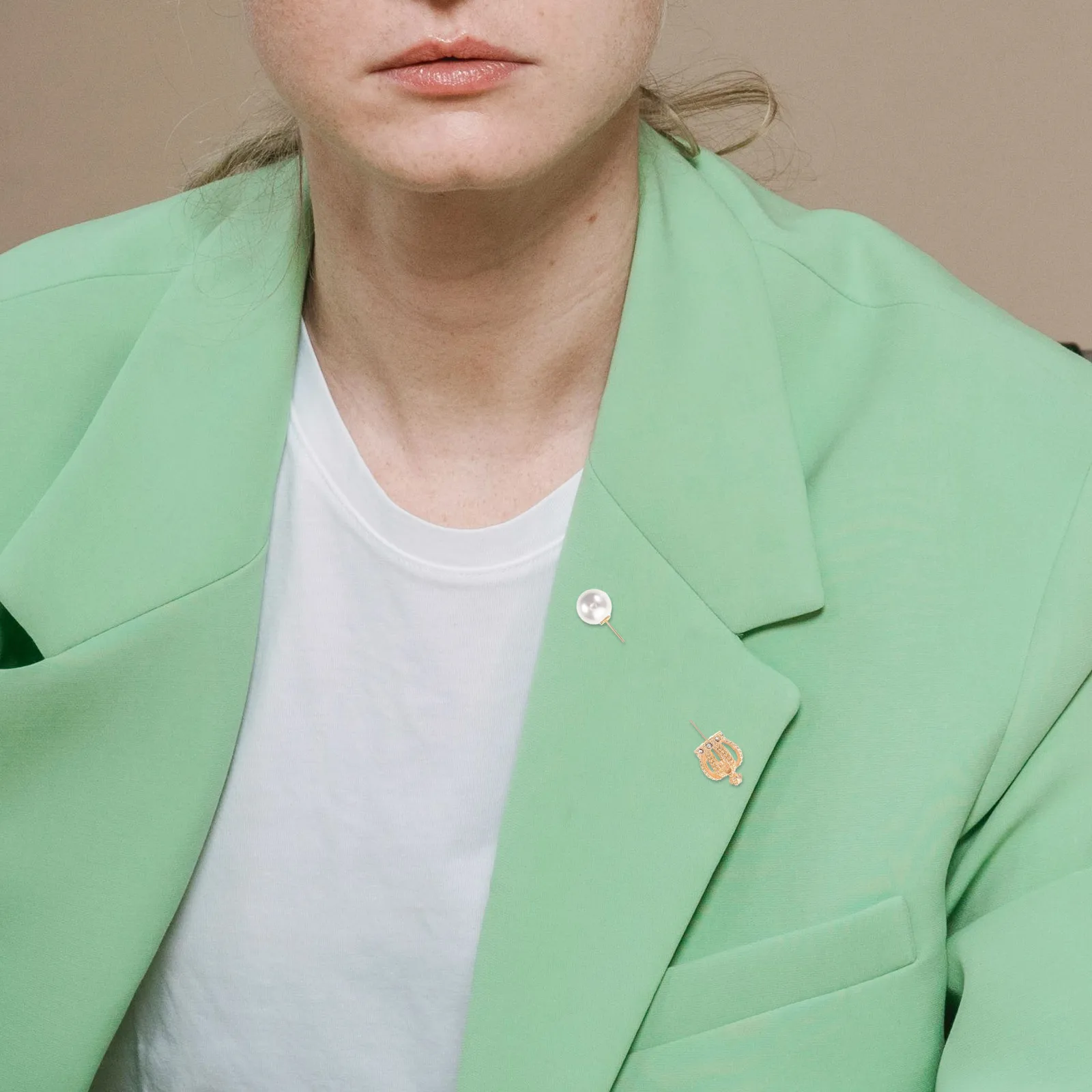 

Vintage Crown Pearl Brooch Alloy Tiara Lapel Pin Elegant Stick Brooch for Weddings Parties Faux Pearl Decoration