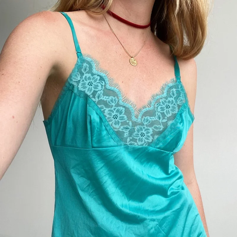 เสื้อสายเดี่ยวผ้าซาตินแต่งลูกไม้สไตล์ Y2K สำหรับสาวๆ ผ้าไหมชายเสื้อไม่เท่ากัน เสื้อสายเดี่ยวยาวปานกลาง เหมาะสำหรับออกงานปาร์ตี้ ﻿