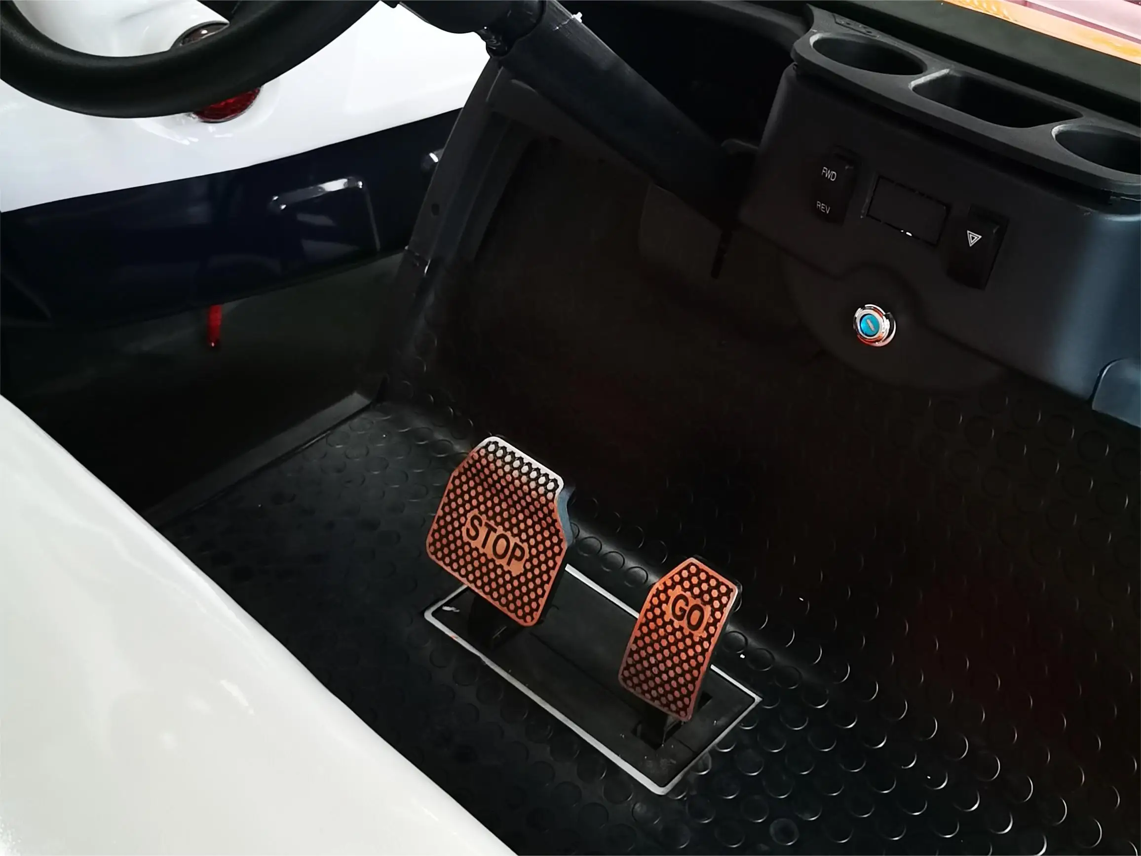 عربة جولف كهربائية ذات طراز حديث وعصري للبالغين عربة جولف كهربائية ذات 4 مقاعد عربة جولف كهربائية على الطرق الوعرة مع عداد احترافي