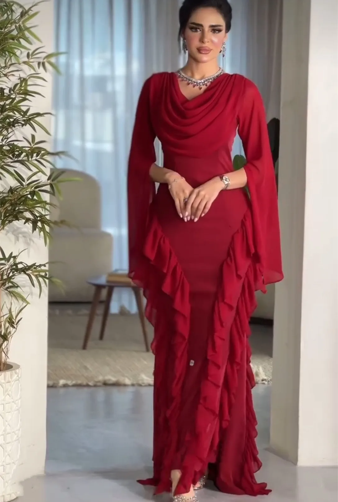 Op maat gemaakte lange donkerrode avondjurken met ruches Zeemeermin Chiffon Geplooid فسات Adri • Vara 1923 Vloerlengte galajurk voor dames