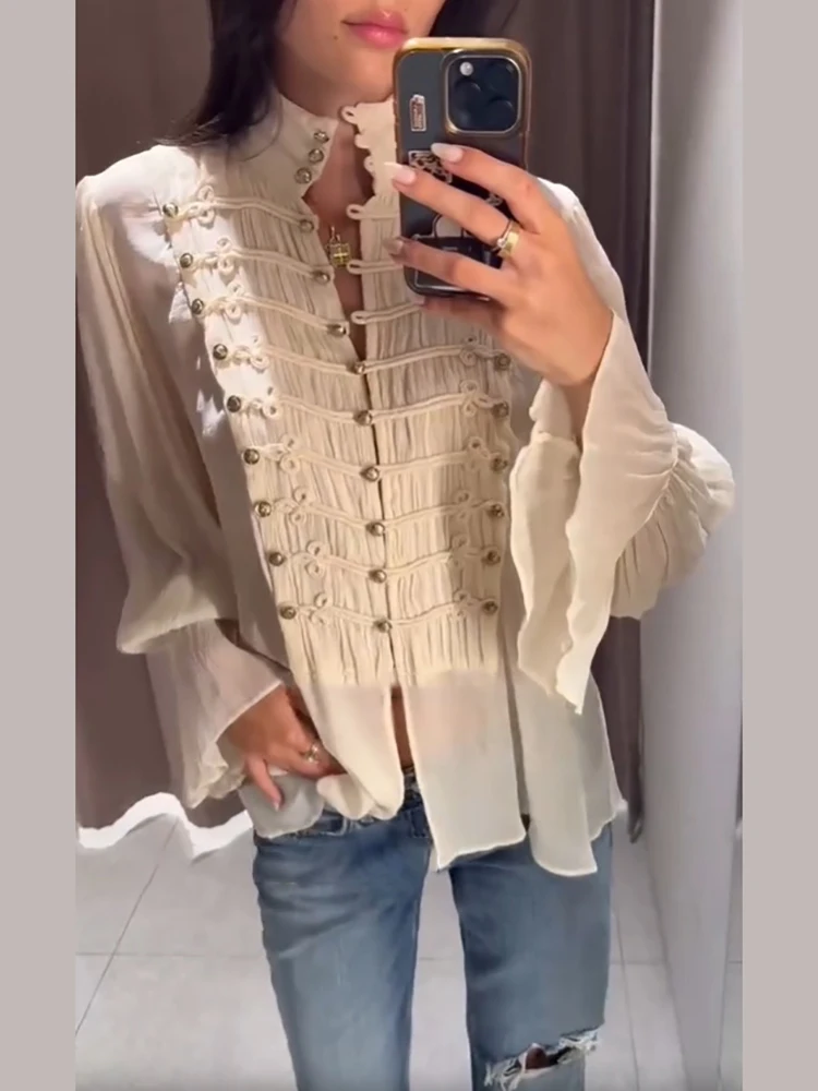 Trendige beige Bluse aus Crinkle-Stoff für Damen, locker geschnitten, mit Stehkragen, doppelten Metallknöpfen, Laternenärmeln, geeignet für Herbst, Dating und Pendeln. – Detail 16