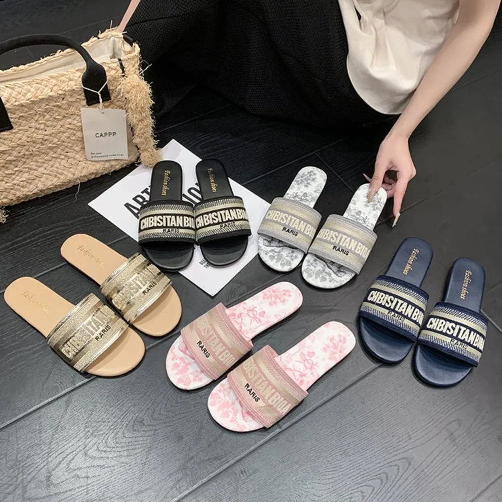 Damen-Mode-Flachpantoffeln, Sommer-Neuheit, runde Zehenpartie, offene Zehen, Buchstabenstickerei, weiche Sohle, rutschfeste Sandalen, Damen-Hausschuhe – Detail 23