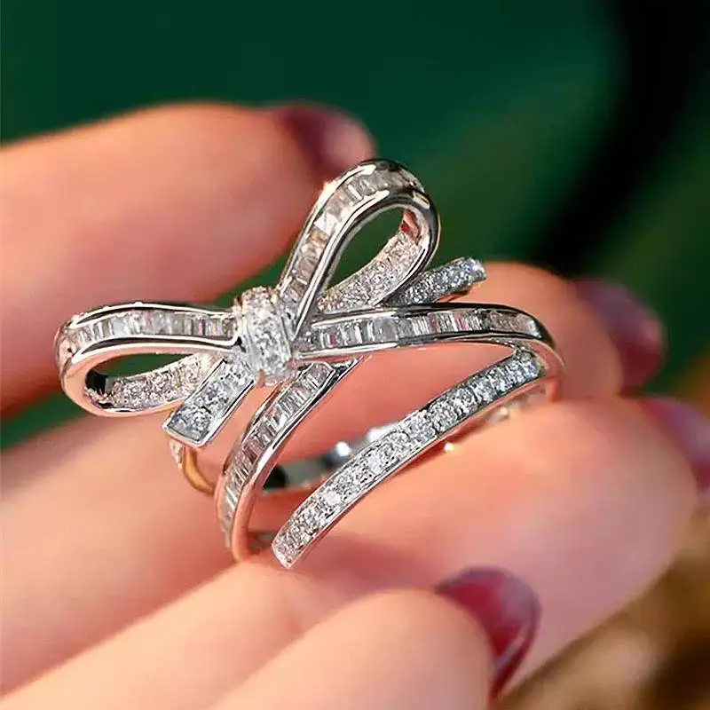 Huitan Ästhetischer Ring in Schleifenform für Damen, Party, Hochzeit, ausgefallene Fingeraccessoires, modischer, vielseitiger Schmuck, eingelegter glänzender CZ