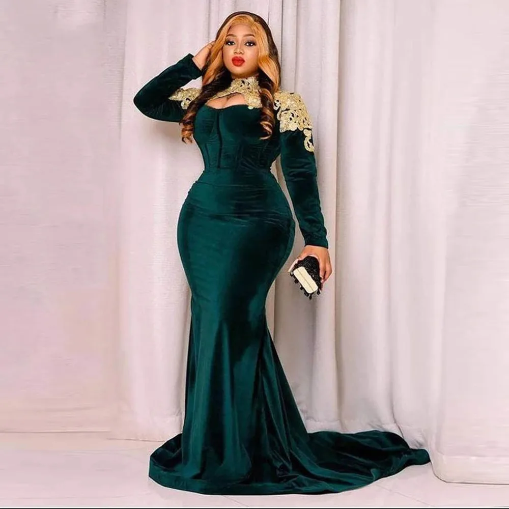 

Plus Size Emerald Green Velvet African Evening Dresses Mermaid Gold Appliques High Neck Long Sleeves Dubai Formal Prom Dress