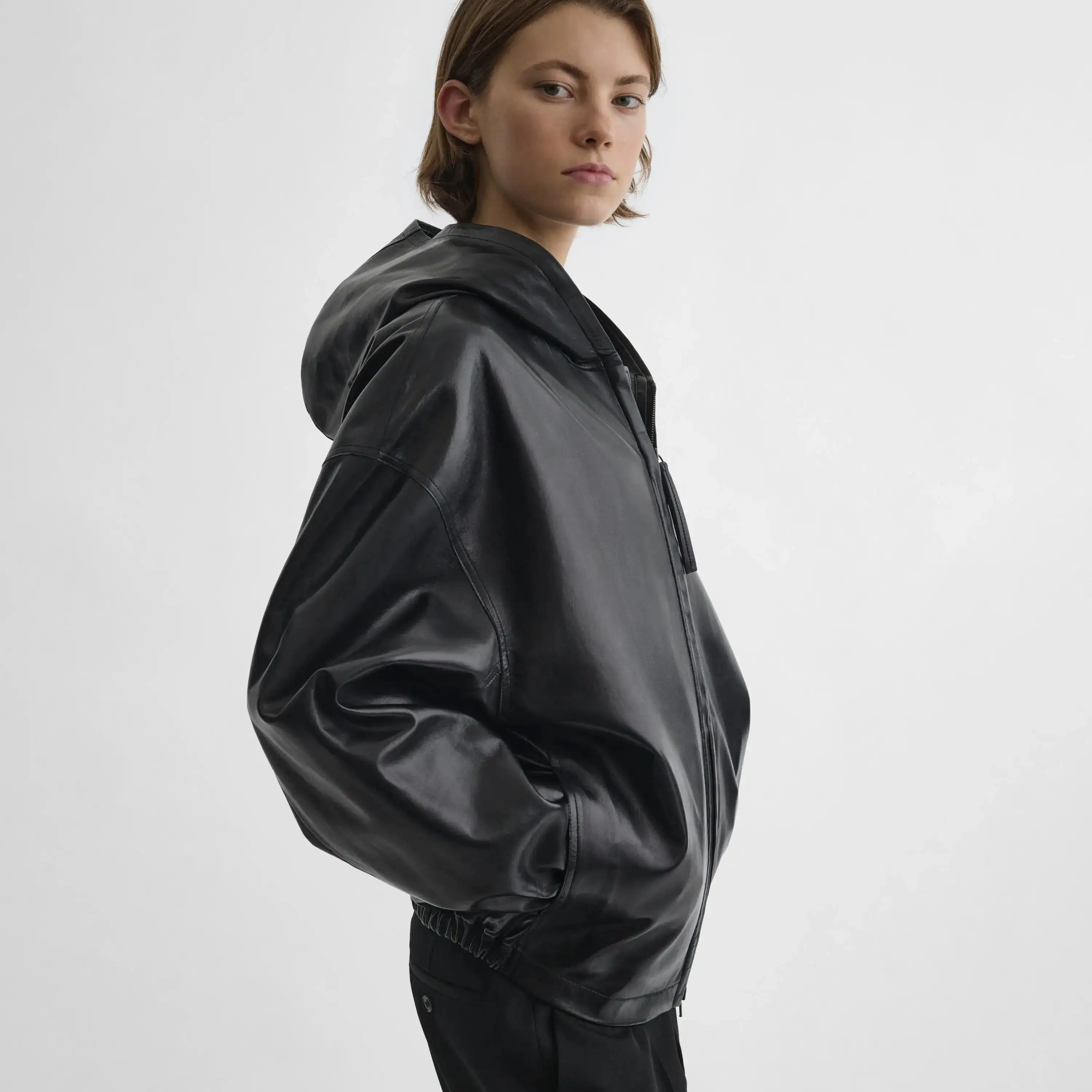 يتم إصدار السترة الجديدة غير الرسمية والعصرية لملابس النساء في وقت مضى. سترة فيبي فيلو عالية الجودة باللون الأسود