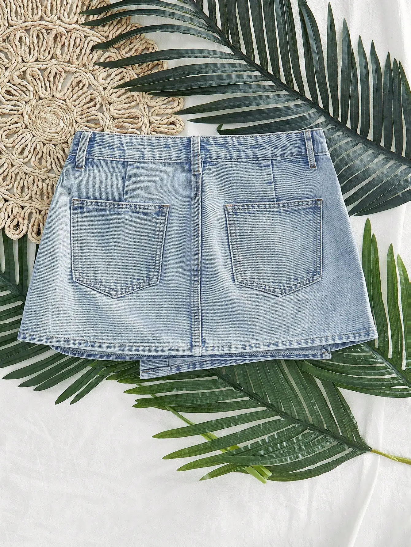 تنورة قصيرة من الدنيم الفاتح بتصميم ملفوف غير متماثل