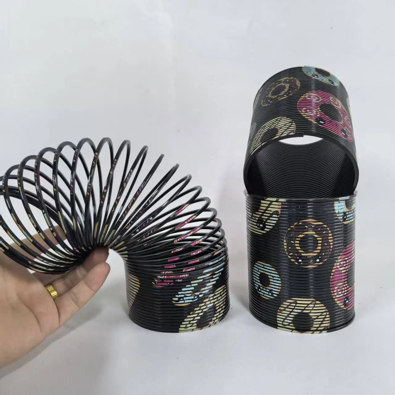 

1/3/6 шт. большие черные радужные пружинки-пончики длиной 3,94 дюйма, безопасные и прочные. Отлично подходит для развития моторики и игр детей.