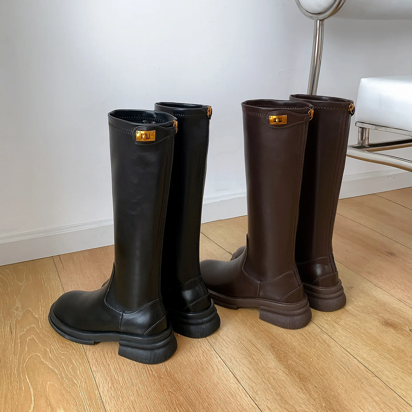 أحذية الفارس لخريف وشتاء 2025 أحذية طويلة ضيقة جديدة للنساء بإبزيم ذهبي صغير بمقدمة مستديرة ونعل سميك أحذية عالية الأنبوب