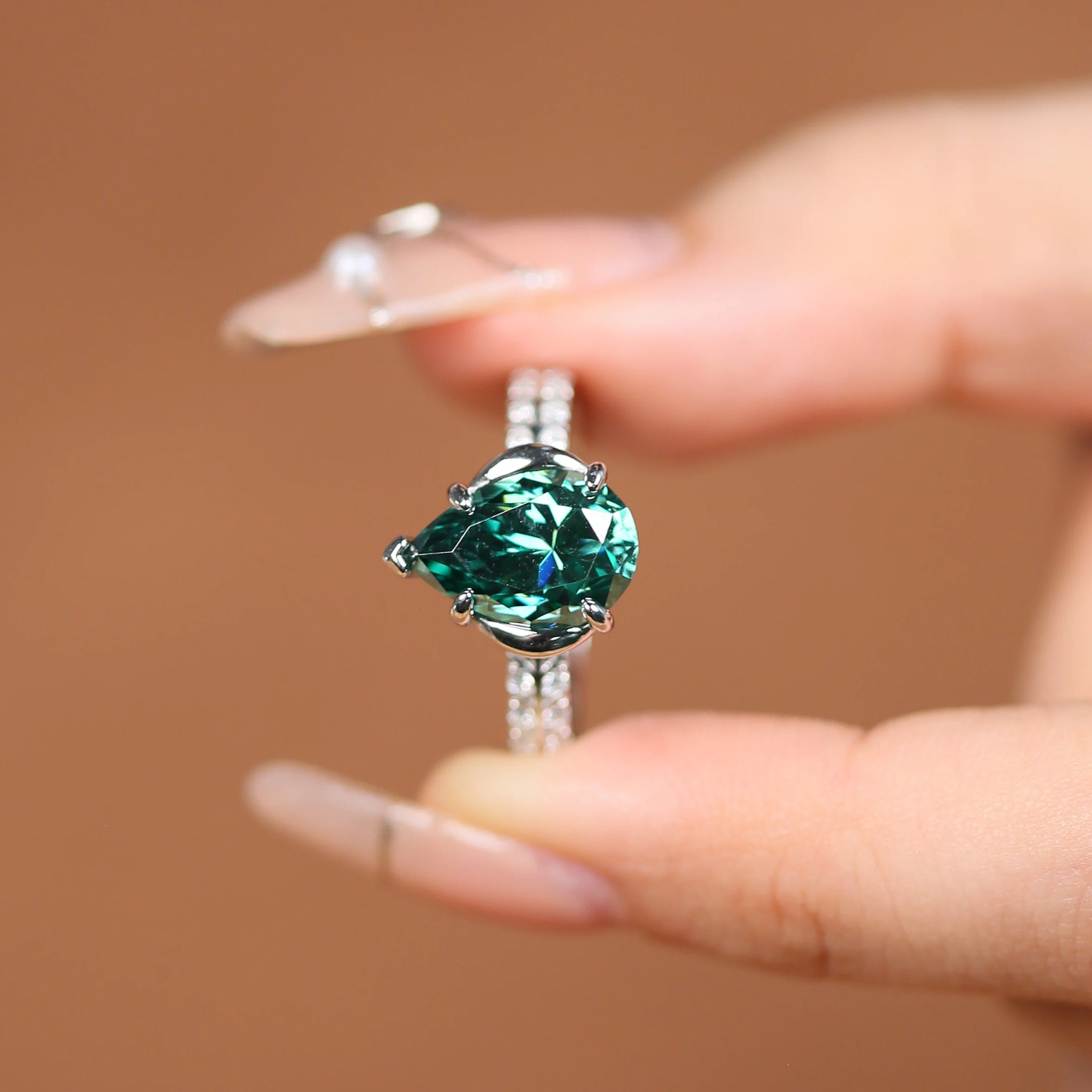 2024 new arrival 4ct original color green pear moissanite silver ring for women silver jewelry