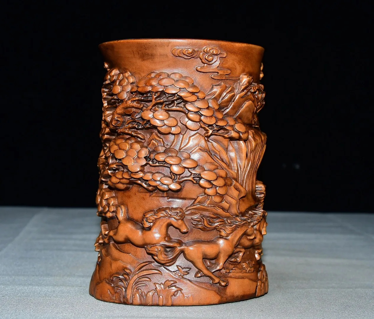 Boxwood High relief sculpture The image of ten thousand galloping horses Pine and cypress texture pen holder Wenfang screen