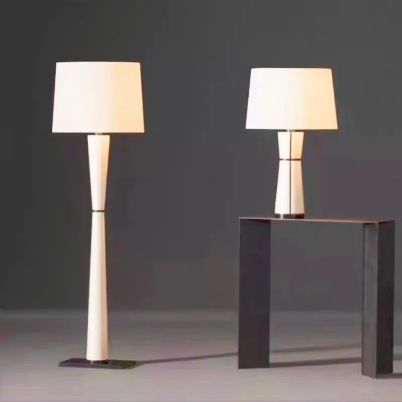 

Новая простая атмосферная кожаная настольная лампа, декоративная лампа для гостиной, спальни, модель для демонстрационной комнаты.