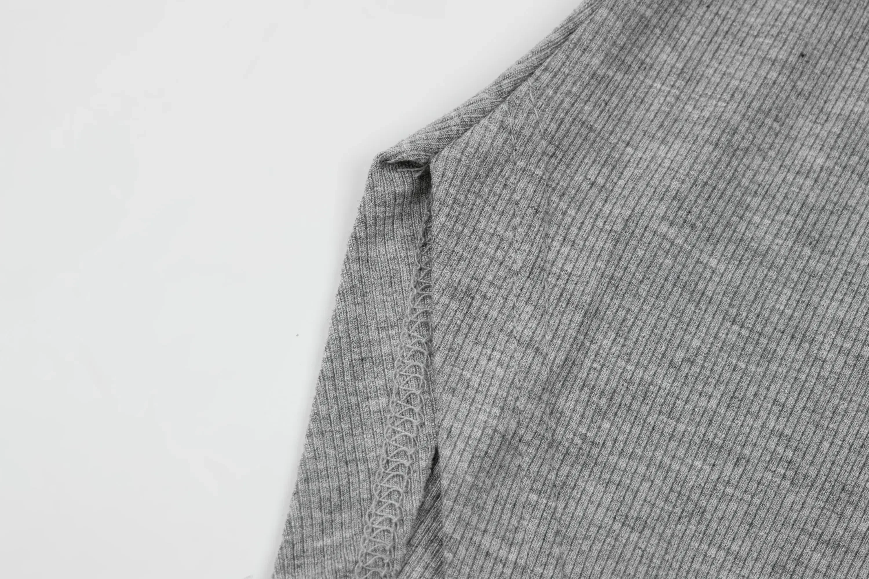 Asymmetrischer, gerippter, schmaler Strickblusen-T-Shirt mit unregelmäßigem Saum, Herbst/Winter 2026, Damen, quadratischer Ausschnitt, langärmlig, sexy Crop-Top – Detail 8