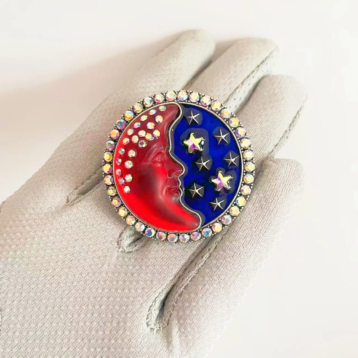 

MITTO FASHION JEWELRIES AND HIGH-END ACCESSORIES RHINESTONES PAVED MOON FACE AND STARS VINTAGE PIN WOMEN DRESS BROOCH