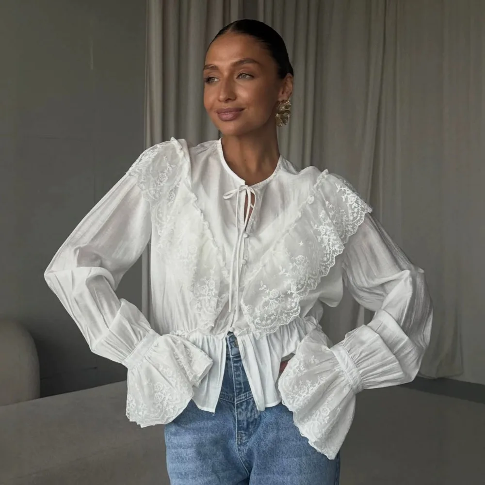 Elegante Camisa con Mangas Acampanadas y Parches de Encaje, Estilo Francés para Mujer, Primavera y Verano, para Oficina, Conferencias, Viajes, Cuello Redondo