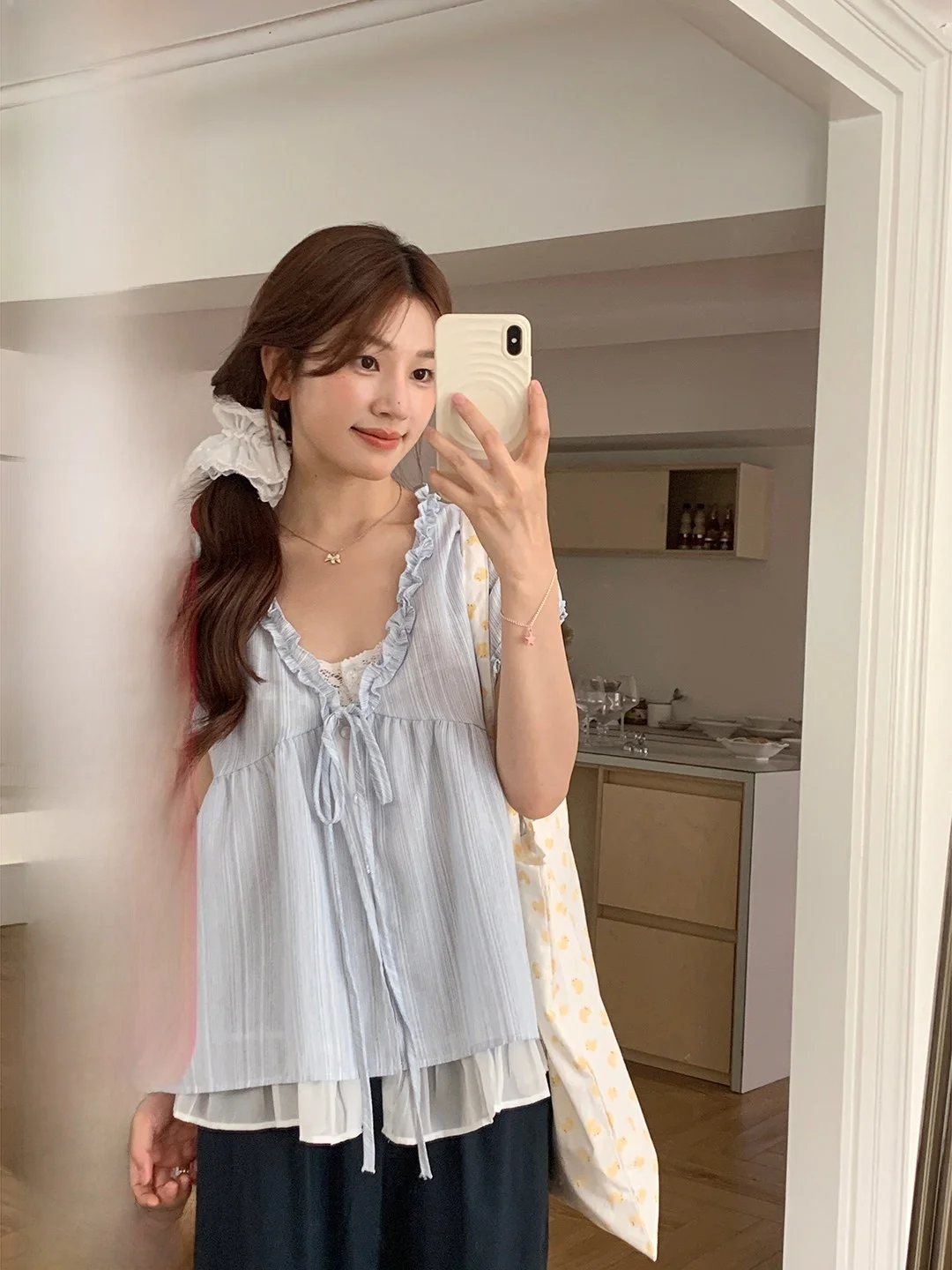 

Нежная свободная женская блузка в корейском стиле с имитацией двухслойности и рюшами, новая весенняя модель из смесового хлопка и полиэстера, с коротким рукавом и V-образным вырезом