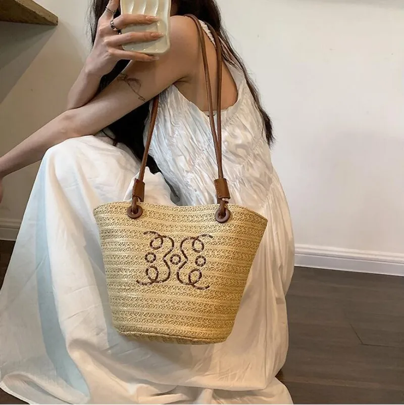 

Women's Bag Large Capacity Straw Woven Bag Crossbody Bag Beach Woven Bag Water Bucket Single Shoulder Bag Bundle Pocket