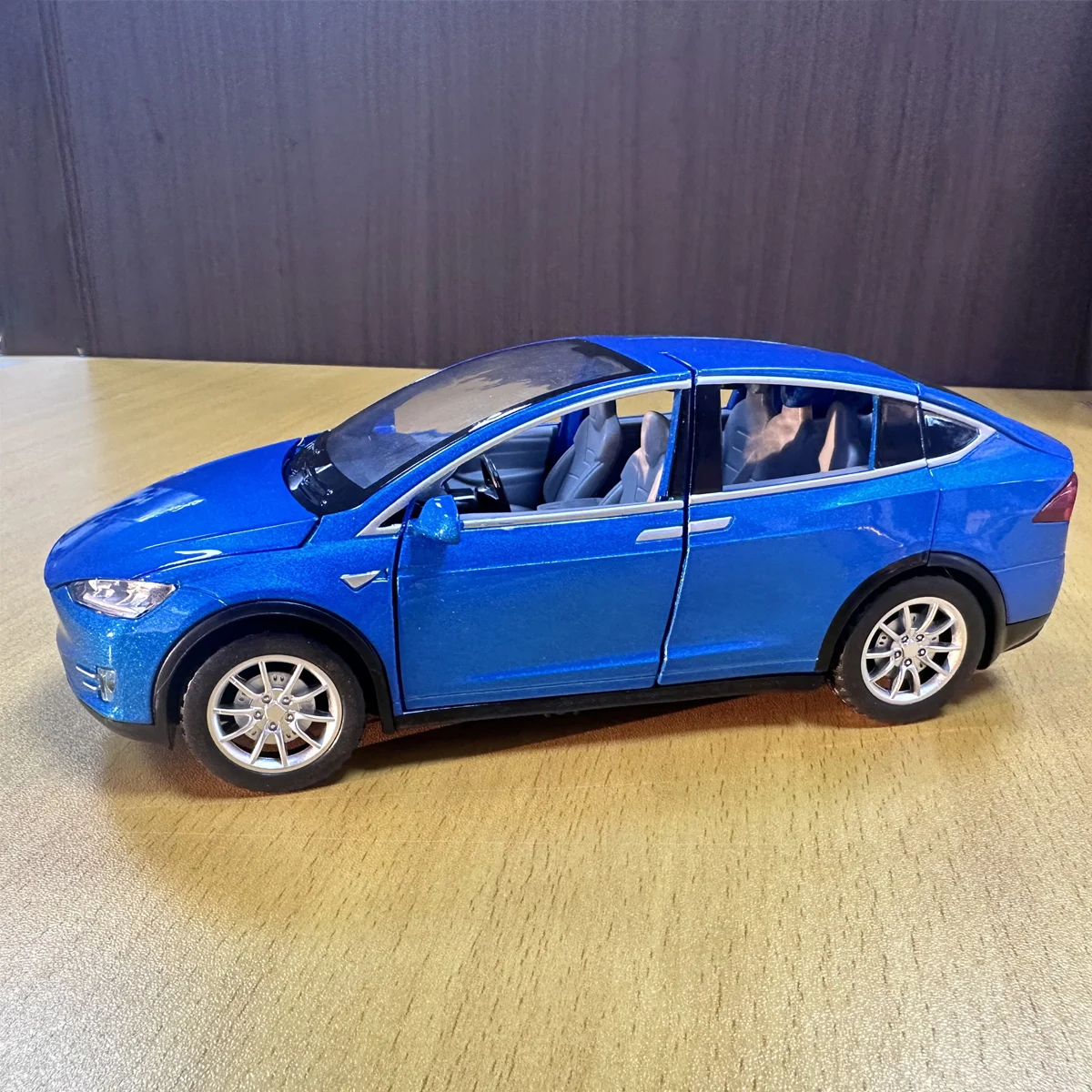 1:22 Legierungsdruckguss-SUV-Automodell-Spielzeug für Jungen, kreatives Geschenk für Autoliebhaber, Ausstellungskollektion mit Ton und Licht, zurückziehbare Aktion, Türen zu öffnen, Geschenk