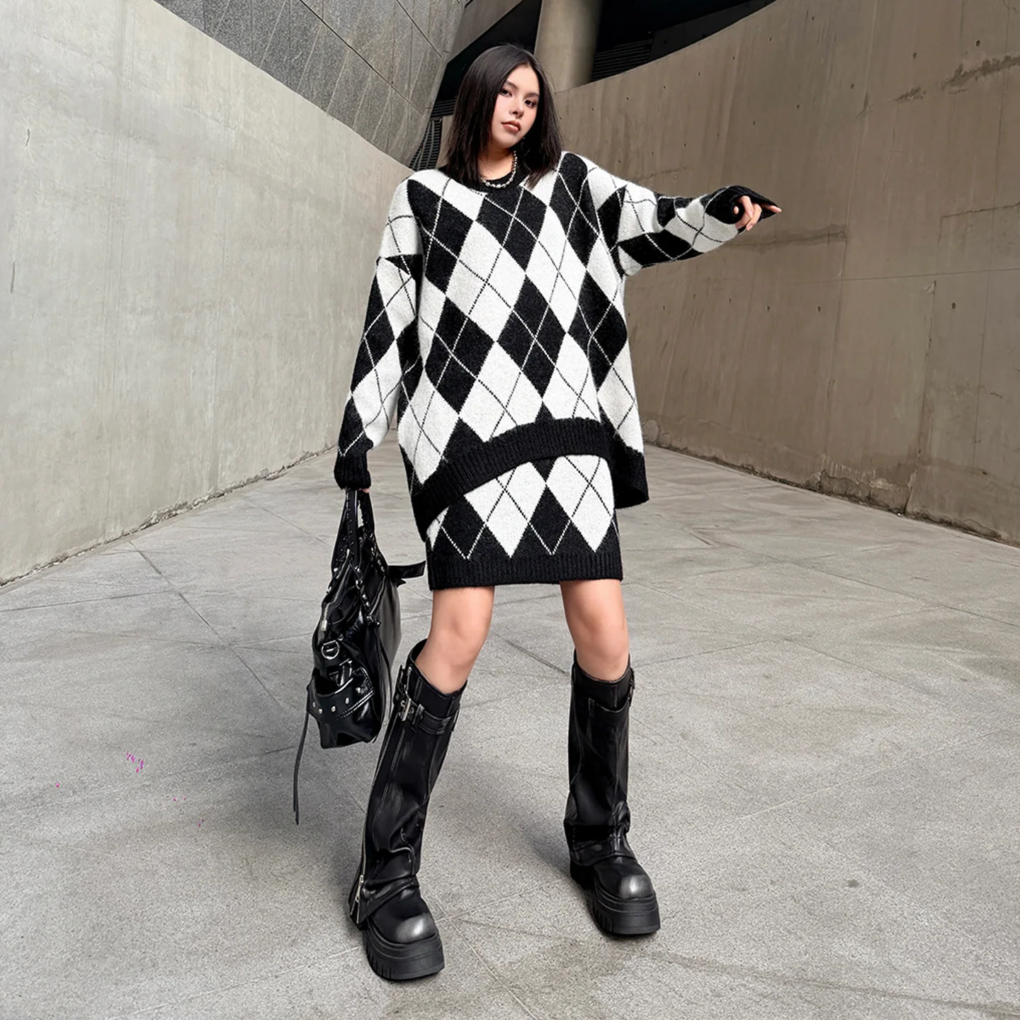 

Модный свободный комплект из двух предметов: свитер с ромбовидным узором и юбка. Новинка осенне-зимнего сезона. Женский уличный стиль.