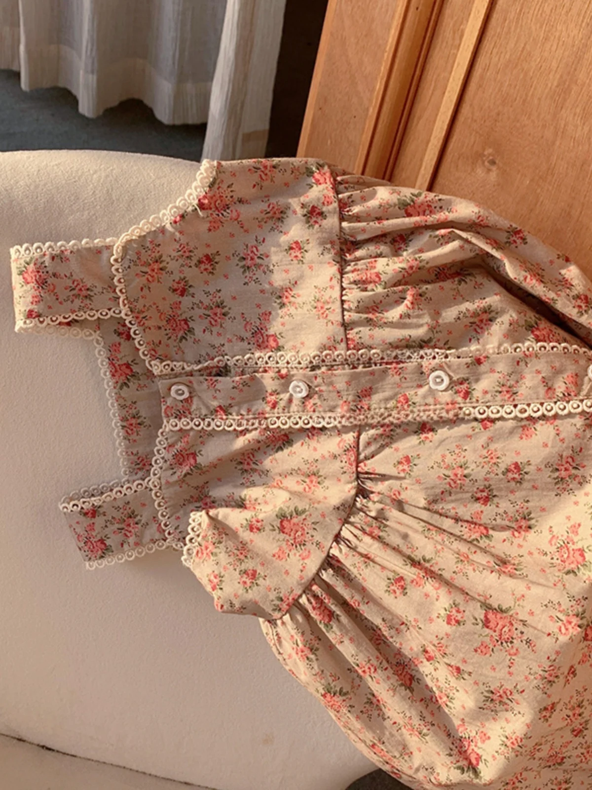 ファイオナブルな花柄レースのトリムが付いた、小さな女の子向けの2024年夏の新作韓国風スリムベストスカート、女の子の服