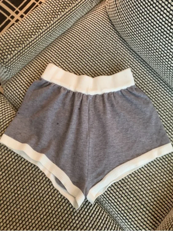 กางเกงลำลองเอวสูงถักนิตติ้งสำหรับผู้หญิง ฤดูใบไม้ร่วง 2025 รุ่นใหม่ สีสันสดใส ทรงขากว้าง ดีไซน์ต่อผ้าสุดเก๋