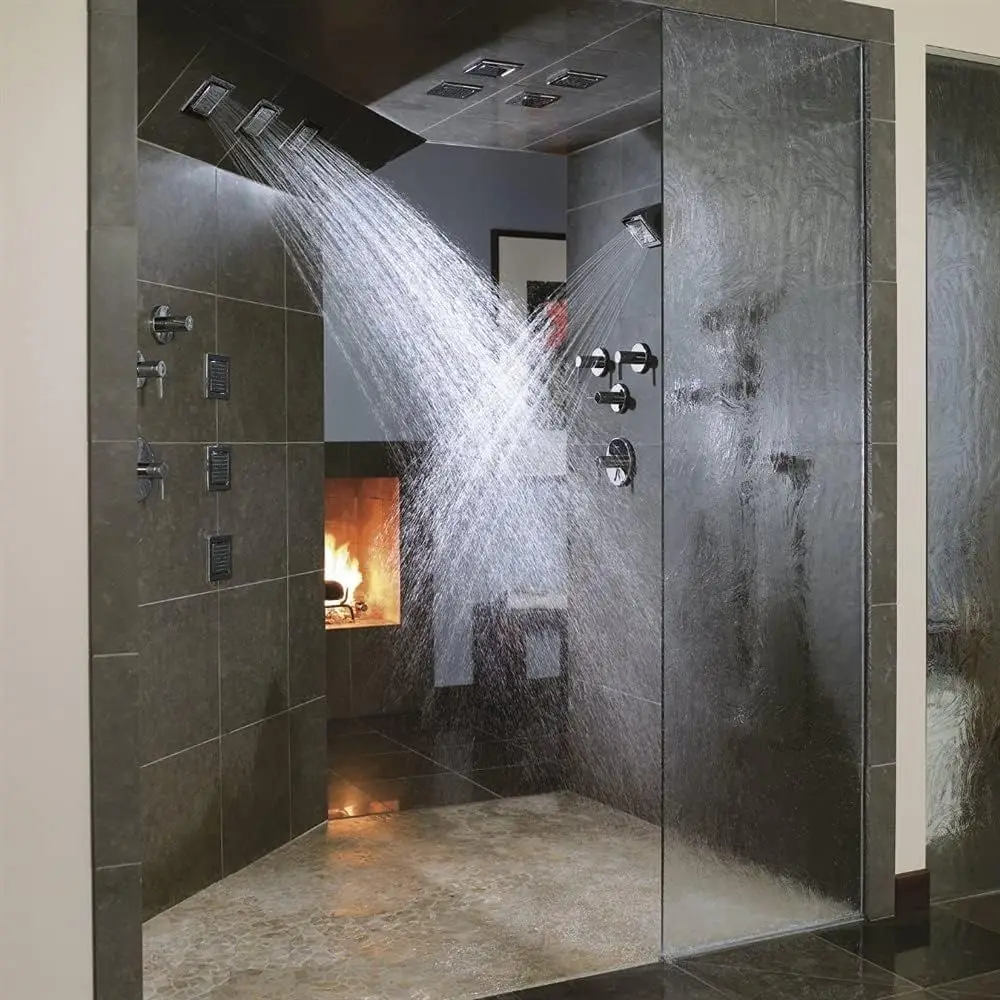 Duschspray aus gebürstetem massivem Messing mit quadratischen Düsen und Körperspray