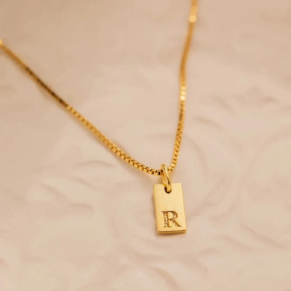 Collar de Acero Inoxidable con Baño de Oro de 18K, Colgante Cuadrado Mini con Letra del Alfabeto Inglés, Cadena Tipo Box