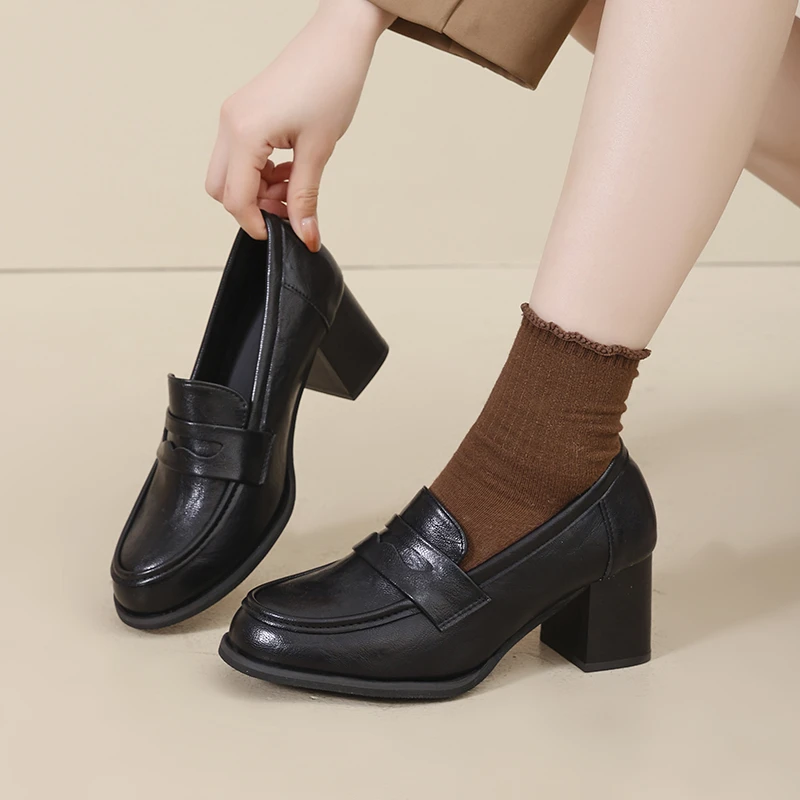 

Новые женские лоферы на высоком каблуке 2026 года, весенняя коллекция, ретро, черные, простые, для повседневной носки, на резиновой подошве, улучшенная версия