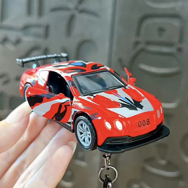 LLavero de coche deportivo con grafiti de doble puerta creativo, juguetes divertidos para estudiantes, mochila, colgante pequeño, llavero modelo de coche de carreras