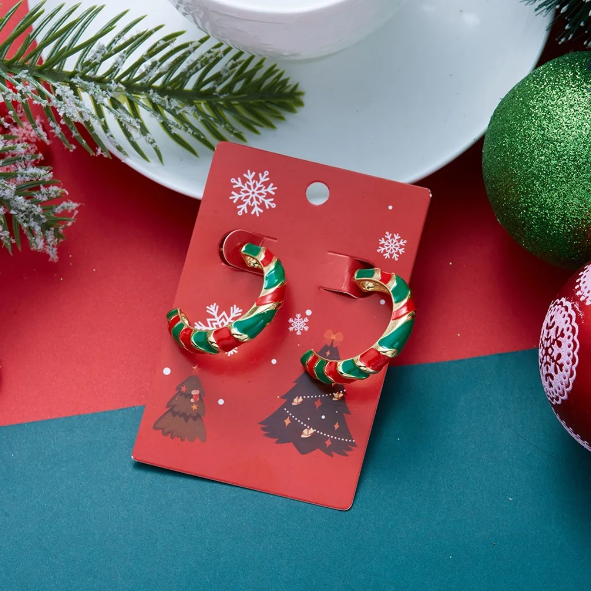 Weihnachtliche Emaille-Ohrringe mit Weihnachtsmann, älterer Dame, asymmetrischem Design, für Damen, mit Motiven von Rentier, Schneeflocke, Lebkuchenmann und Süßigkeiten, Schmuck. – Detail 27
