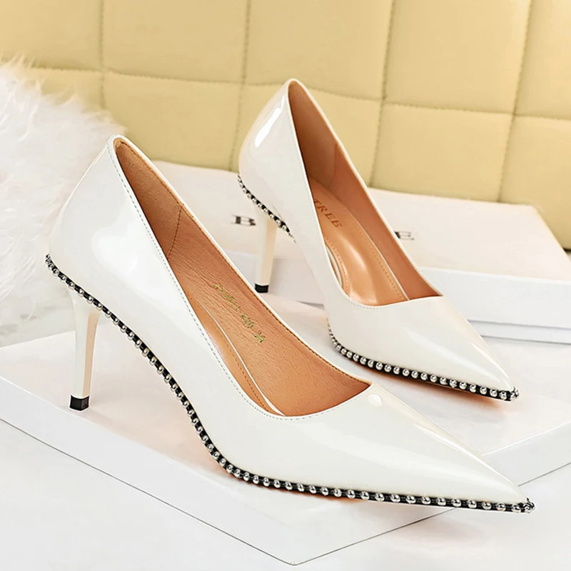 2022 Brand Women 8cm White High Heels Rivets Pumps Office Lady Patent Leather Stiletto Green Heels Scarpins Valentine Prom Shoes