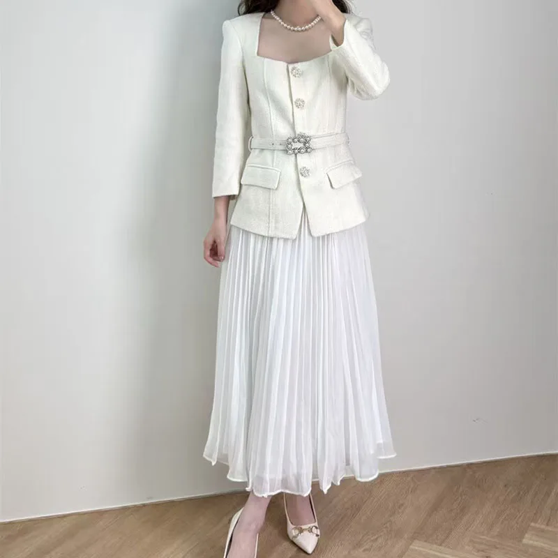 This is a stylish square-neck dress for autumn and winter, featuring a waist belt and a square neck with pleated stitching