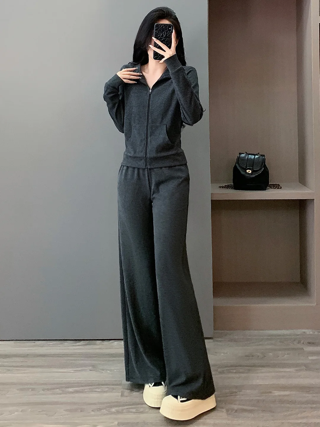 

Комплект повседневной спортивной одежды для женщин: модный антивозрастной полосатый жакет и брюки с широкими штанинами, комплект из двух предметов, весна 2026, корейский стиль