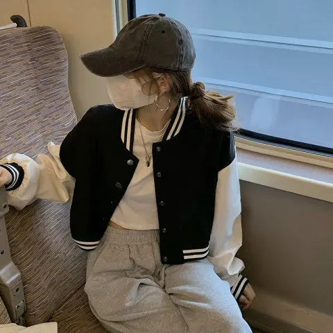 เสื้อแจ็คเก็ตเบสบอลสไตล์อเมริกันหวานๆ สำหรับผู้หญิง คอลเลคชั่นฤดูใบไม้ผลิ 2026 คอปกแบบเบสบอล แขนยาว สีขาว