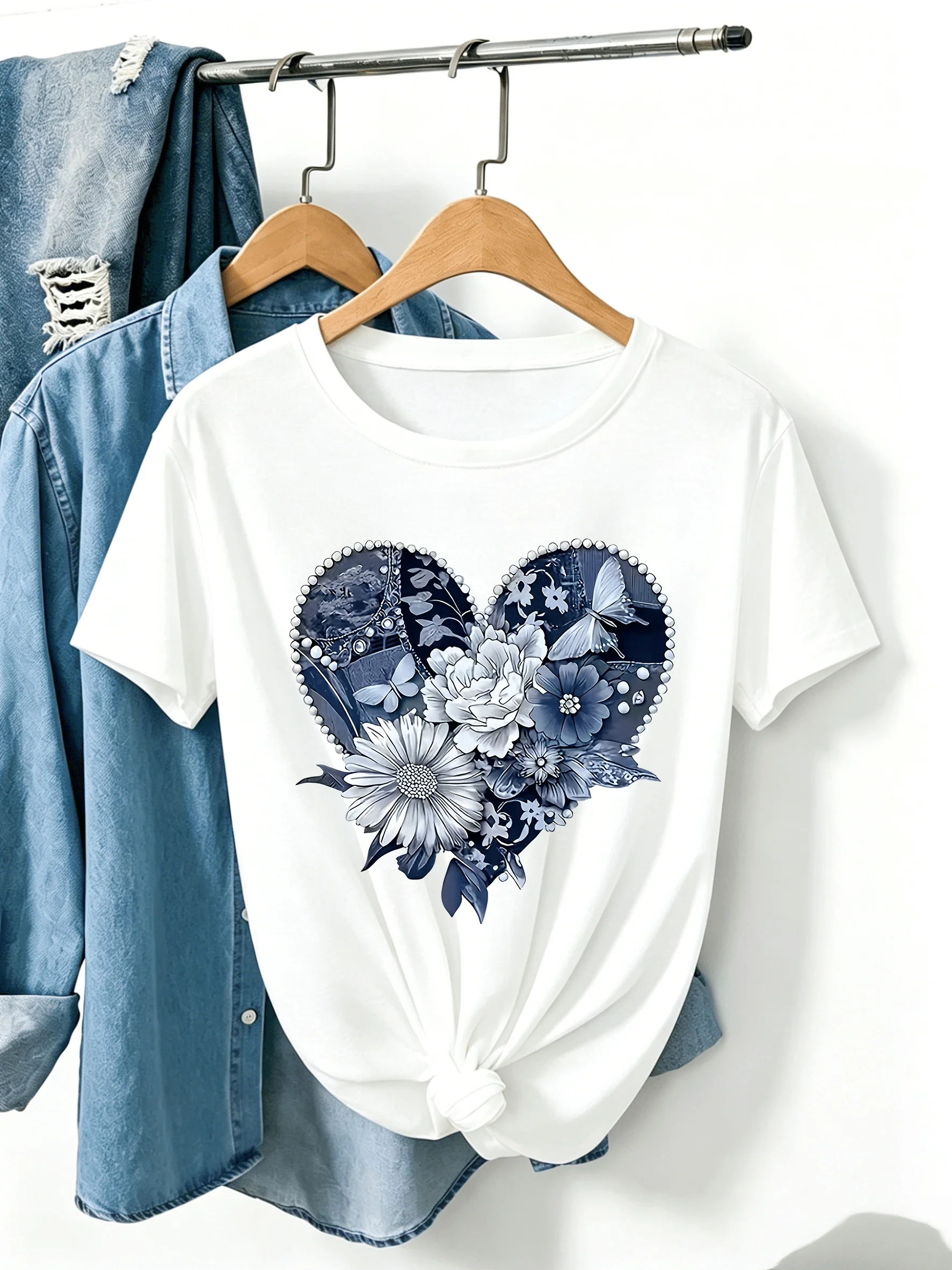 Floral Heart-shaped Printed  T-shirt Casual Round Neck Summer Top with Blue and White Floral Patterns Machine Women's T-shirt