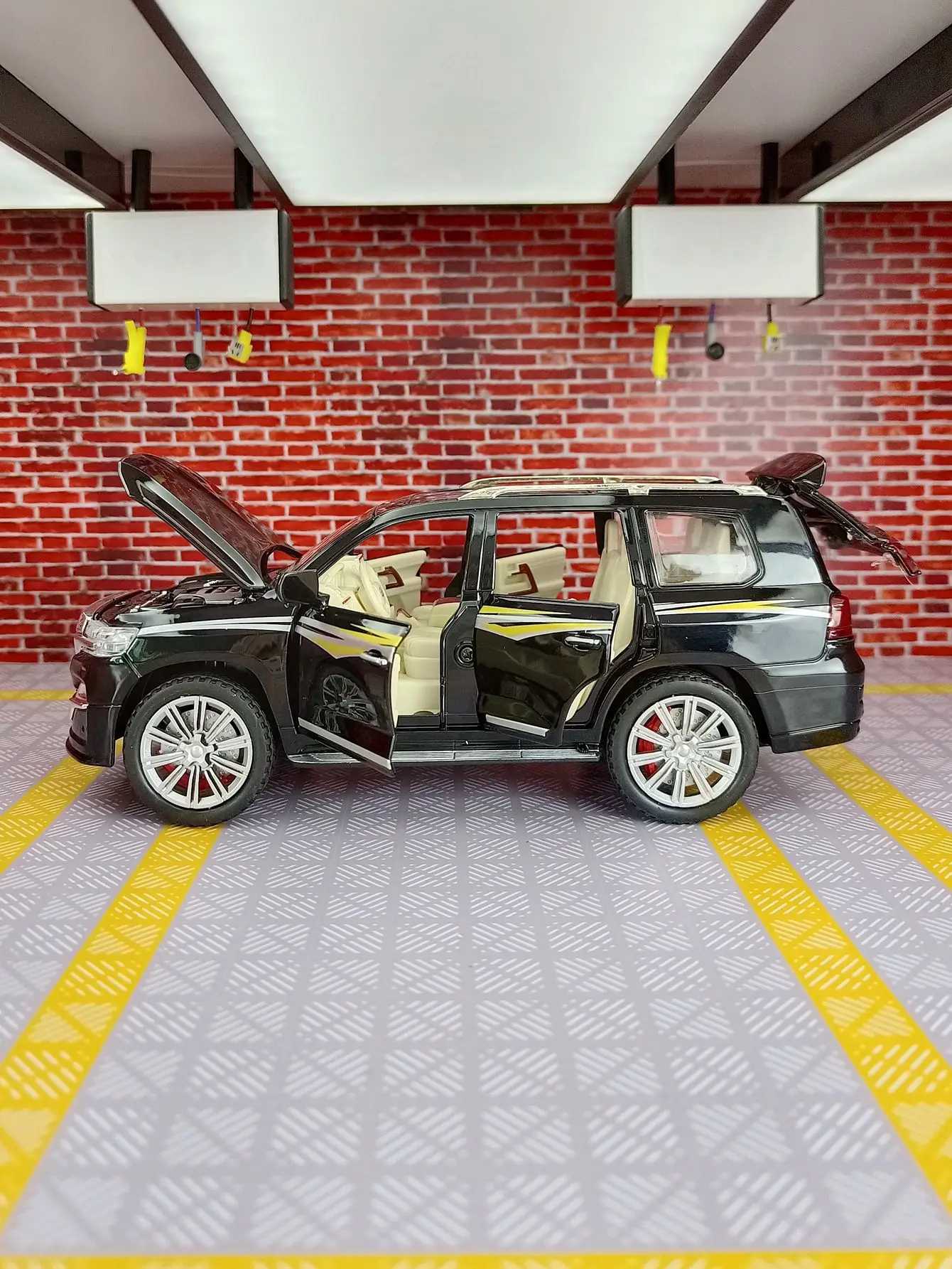

1:24 Toyota Land Cruiser alloy car model doors and the front hood and trunk door can be opened has simulated sound and lighting