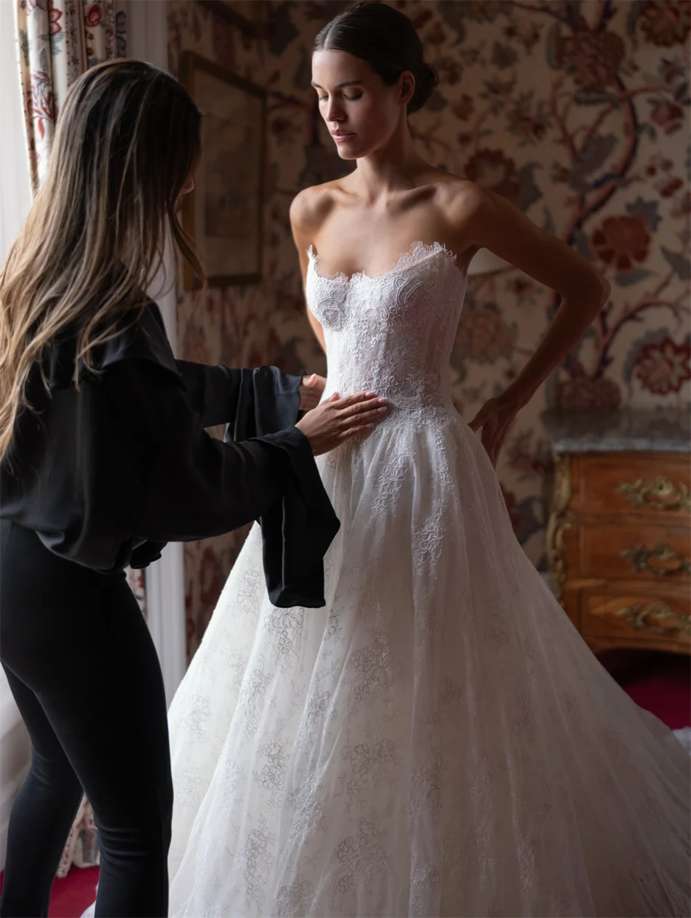 Tokyo Customized Elegant Tulle Wedding Dresses Strapless Sleeveless Back Lace-Up Bridal Gowns 2025 White A-Line Wedding Gowns