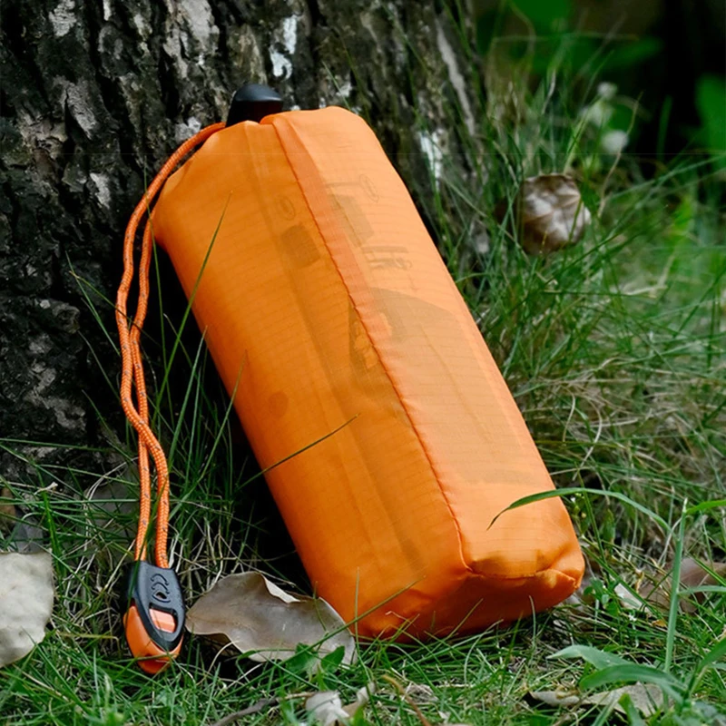 خيمة طوارئ معزولة في الهواء الطلق مقاومة للماء لإنقاذ الحياة في حالات الطوارئ تتضمن خيمة معزولة لصافرة الحياة وحقيبة خيمة Ripstop