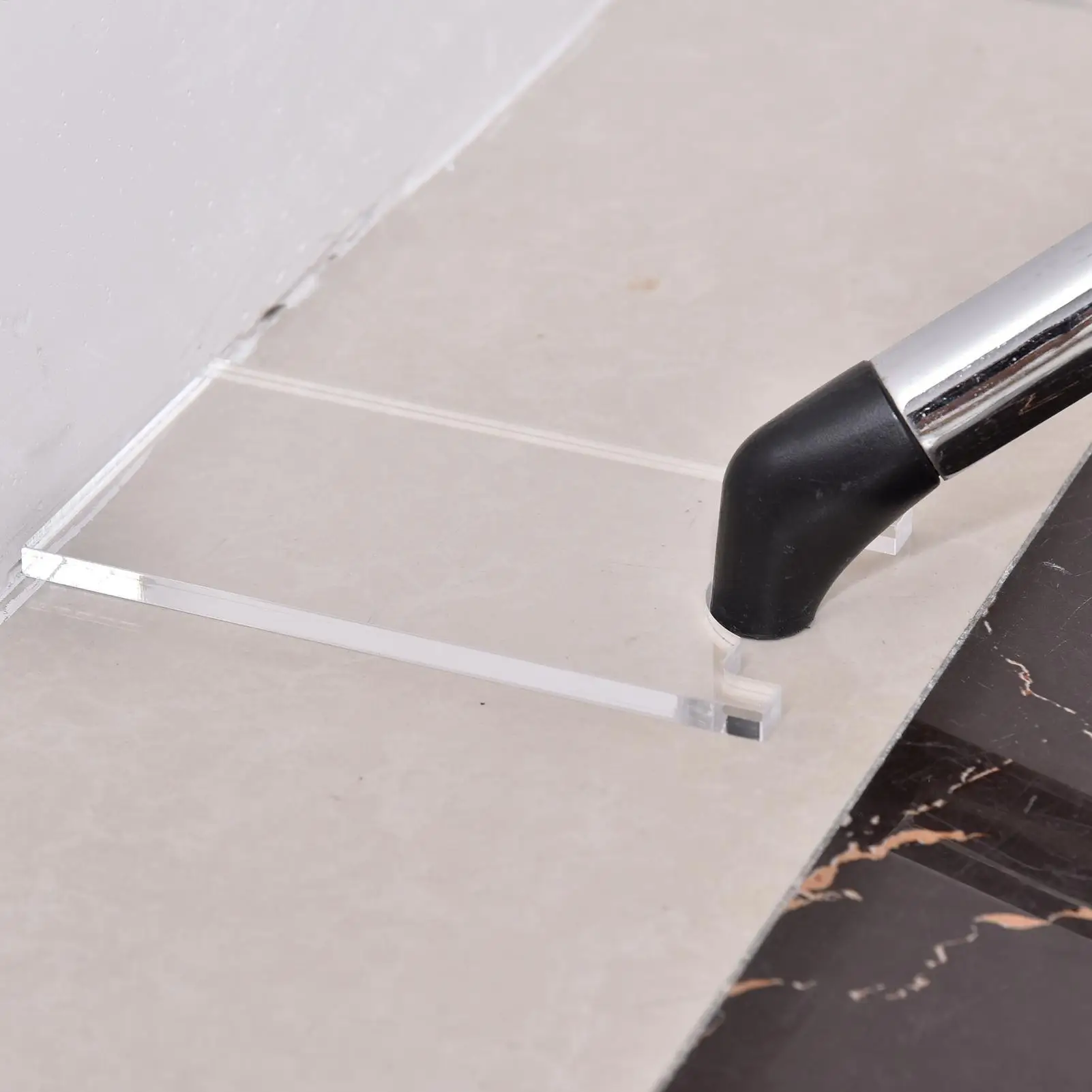 سدادات السرير مكونة من قطعتين من سدادات الأريكة الشفافة من الأكريليك للجدار، وسادات أثاث مثبت مضادة للاهتزاز لحماية السلامة