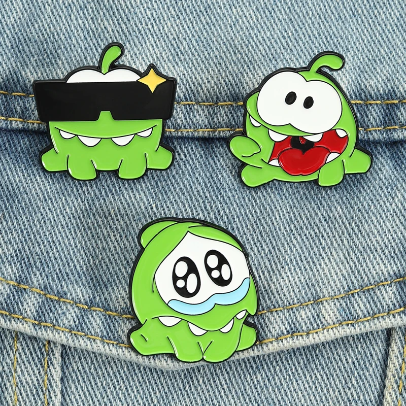 Pins de esmalte Om Nom, broche de monstruo verde de personaje de juego de simulación, insignias de solapa, joyería punk genial, regalo para jugadores y amigos
