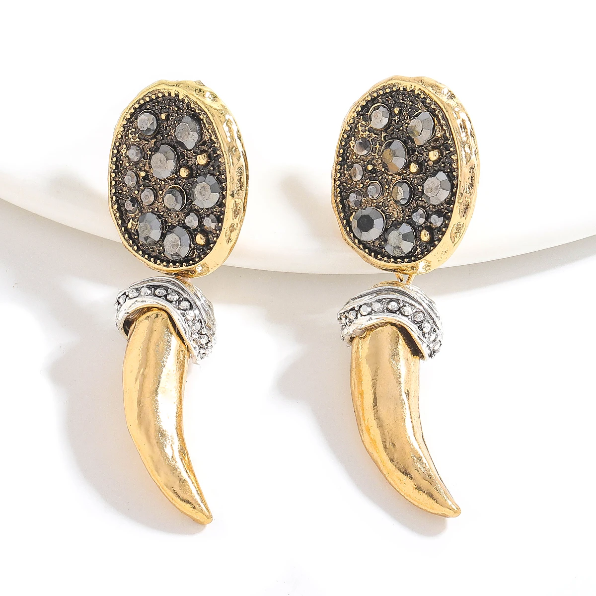 2025 جديد 2 قطعة الاتجاه Vintage النساء مجوهرات معدنية سباركلي القرن أقراط مع الفاخرة حفلة موسيقية اكسسوارات الحفلات سحر فتاة الهدايا