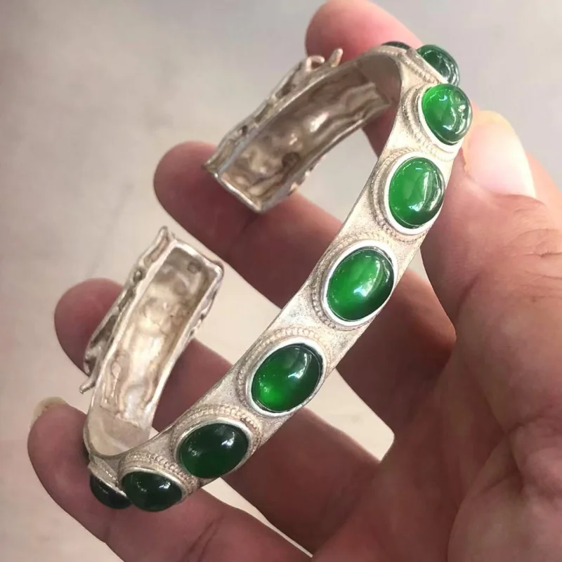 

Винтажный открытый браслет с инкрустацией красными и зелеными драгоценными камнями