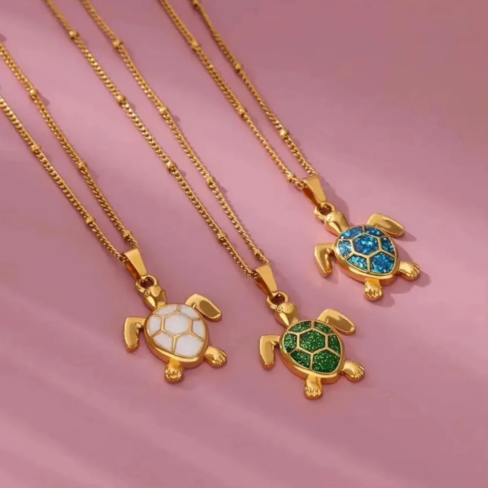 Exquisita tendencia Color dorado Acero inoxidable simulación tortuga marina verde circón colgante Collar para mujer Collar cadena joyería