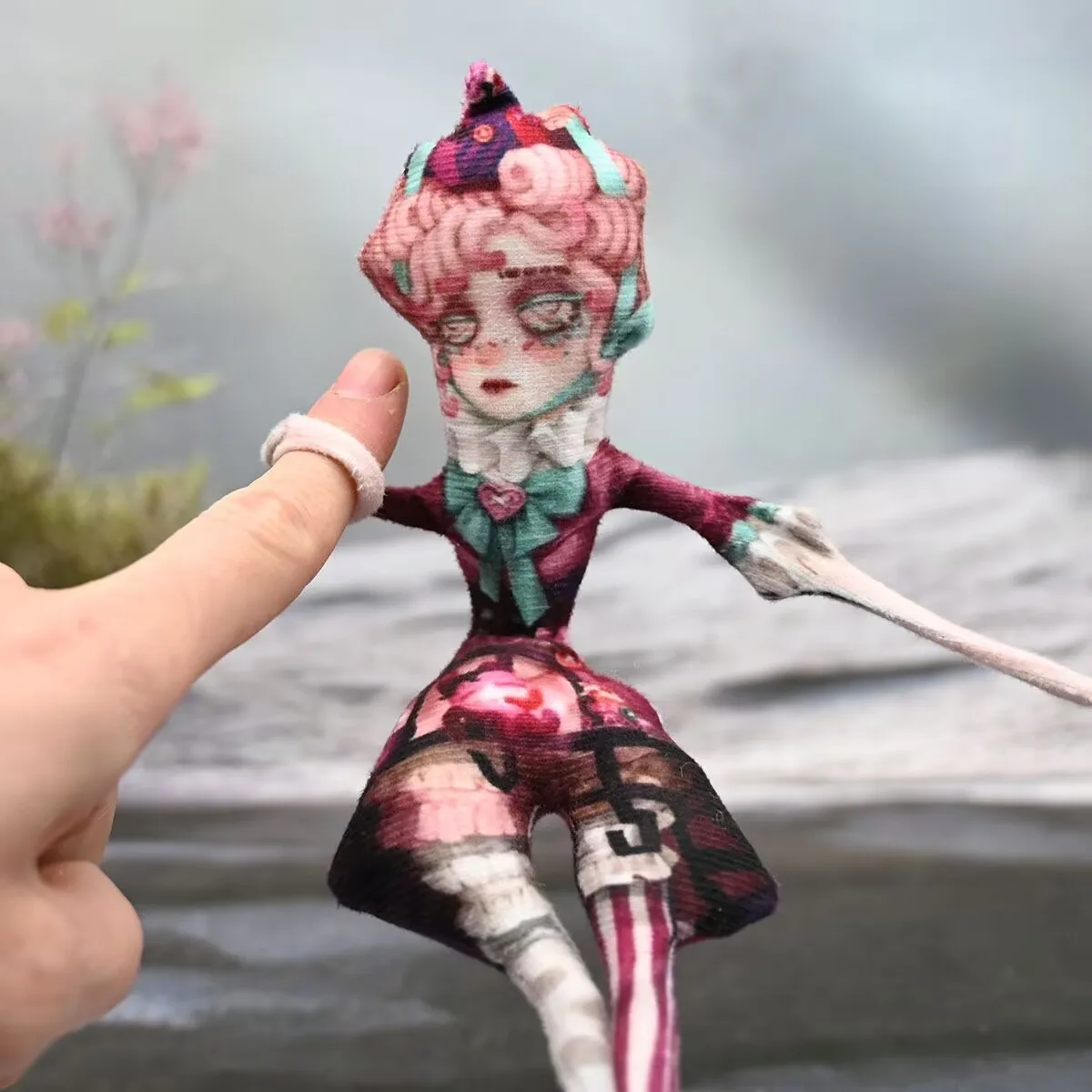 "الهوية الخامس"، "تنورة الرمان ملكة جمال فتاة صغيرة"، دمية تجريدية لصانع الأزياء ملكة جمال استراحة الشاي، نشاط هيكل عظمي لليد والقدم