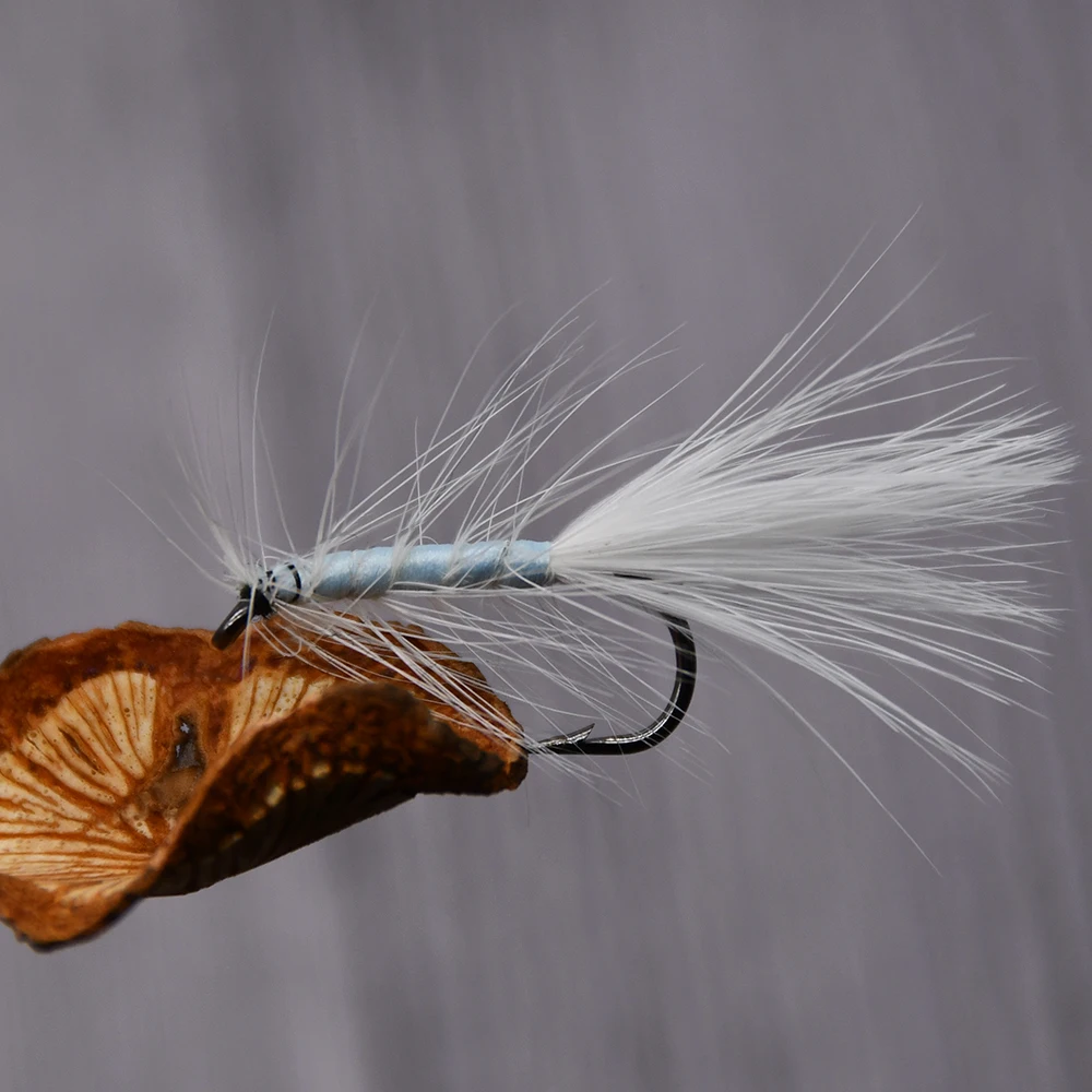 MNFT Mosca seca trucha #6 – Cuerpo azul con pluma blanca - imagen 4