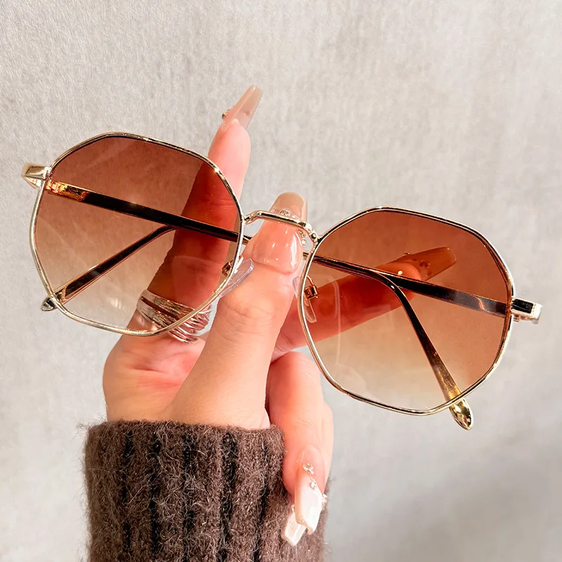 

Fashion Small Square Sunglasses Women Retro Men Metal Unisex Sun Glasses Trendy Classic Style Punk Gradient Shade UV400